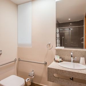 Quarto para quatro pessoas com acesso para deficientes